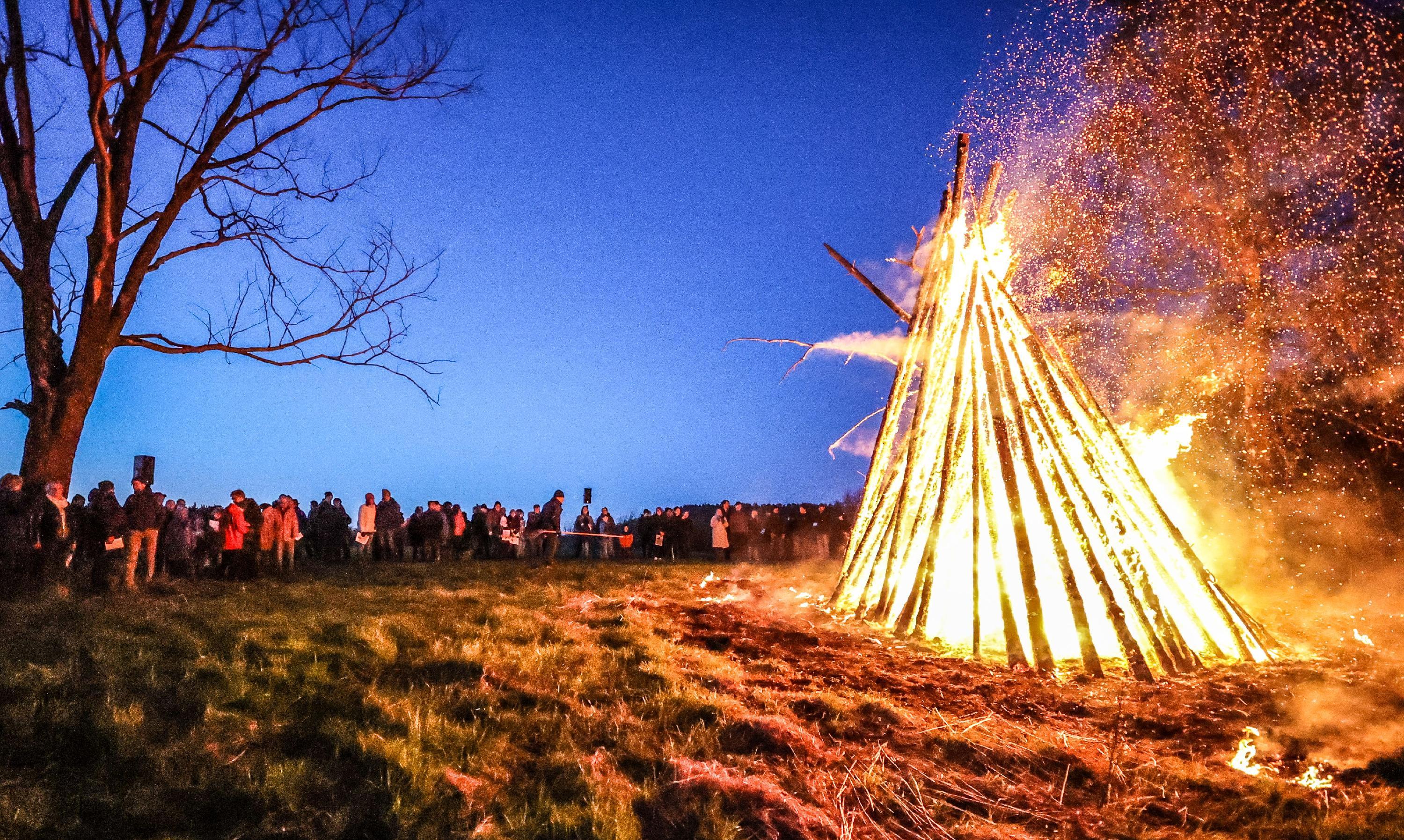 Das Osterfeuer 2022 in Weigenhofen nach drei Jahren Ausfall: 2019 wegen Dürre, 2020 und 2021 wegen Corona.
