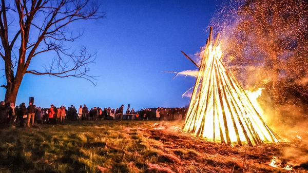 Das Osterfeuer 2022 in Weigenhofen nach drei Jahren Ausfall: 2019 wegen Dürre, 2020 und 2021 wegen Corona.
