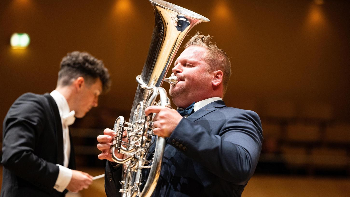 Solist Alexander Wurz in kraftvollem Einsatz neben Maestro Mathias Wehr.
Solist Alexander Wurz in kraftvollem Einsatz neben Maestro Mathias Wehr.