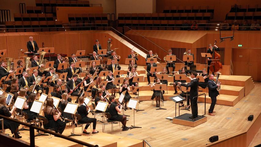 Frühlingskonzert der Bläserphilharmonie Forchheim in Bamberg: Die 65-köpfige Bläserphilharmonie Forchheim steht auf der Bühne.