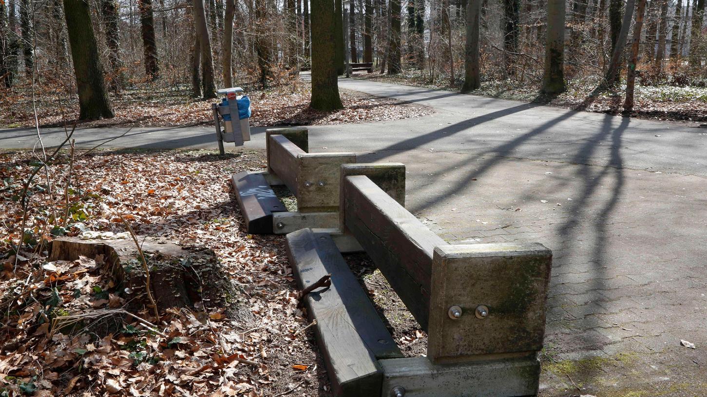Im Birkenwald in Röthenbach werden immer wieder Betonbänke umgeworfen.
