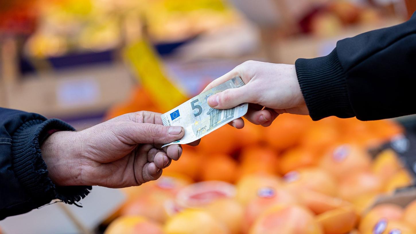 Die Lebensmittelpreise steigen deutlich. Nun gibt es in der EU neue rechtliche Möglichkeiten zur Senkung der Mehrwertsteuer. Sozial- und Verbraucherverbände fordern, diese wahrzunehmen. Die Lebensmittelpreise steigen deutlich. Nun gibt es in der EU neue rechtliche Möglichkeiten zur Senkung der Mehrwertsteuer. Sozial- und Verbraucherverbände fordern, diese wahrzunehmen.