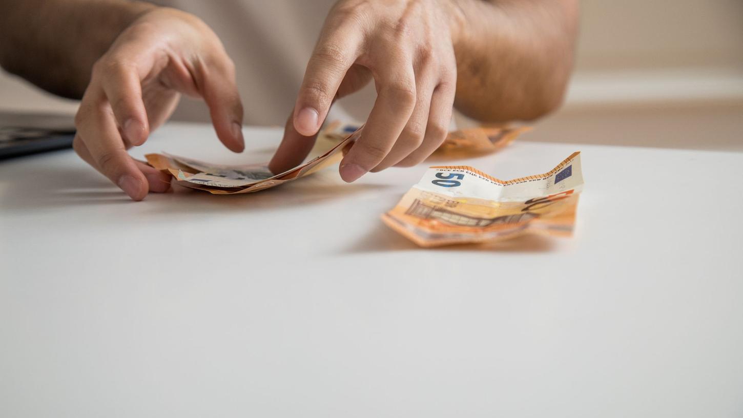 Ein Fuffi ist schon mal drin: In finanziellen Notlagen hilft man unter Familienmitgliedern wohl eher unbürokratisch aus. Bei größeren Summen ist ein Vertrag durchaus sinnvoll. Ein Fuffi ist schon mal drin: In finanziellen Notlagen hilft man unter Familienmitgliedern wohl eher unbürokratisch aus. Bei größeren Summen ist ein Vertrag durchaus sinnvoll.