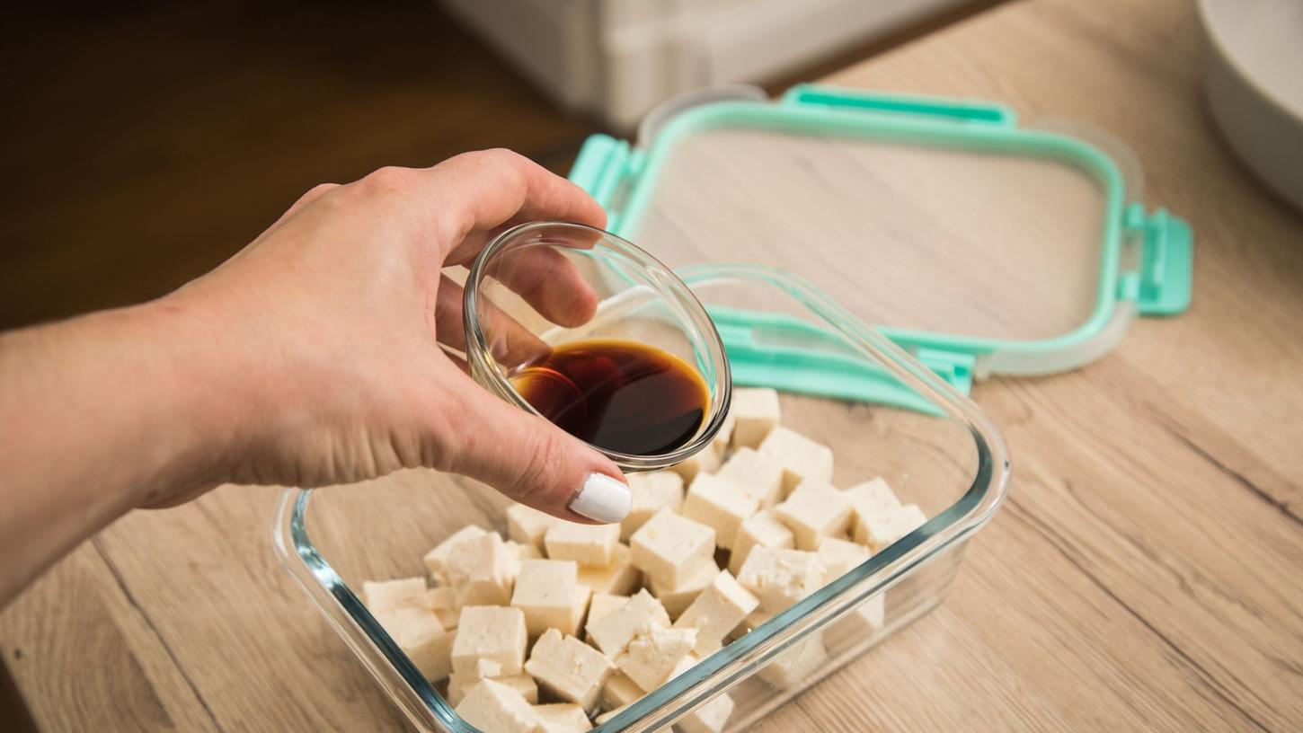 Soja, Tofu, Sojamilch oder Tempeh - beliebt ist der Klassiker aus Asien schon lange, doch was steckt in der kleinen Sojabohne eigentlich drin? Soja, Tofu, Sojamilch oder Tempeh - beliebt ist der Klassiker aus Asien schon lange, doch was steckt in der kleinen Sojabohne eigentlich drin?
