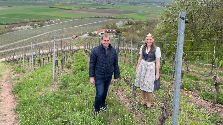 Stammgäste im Weinberg: Weinkönigin Anne Schürmer und Ipsheims Weinbauvereins-Vorsitzender Thomas Kreiselmeyer.
Stammgäste im Weinberg: Weinkönigin Anne Schürmer und Ipsheims Weinbauvereins-Vorsitzender Thomas Kreiselmeyer.