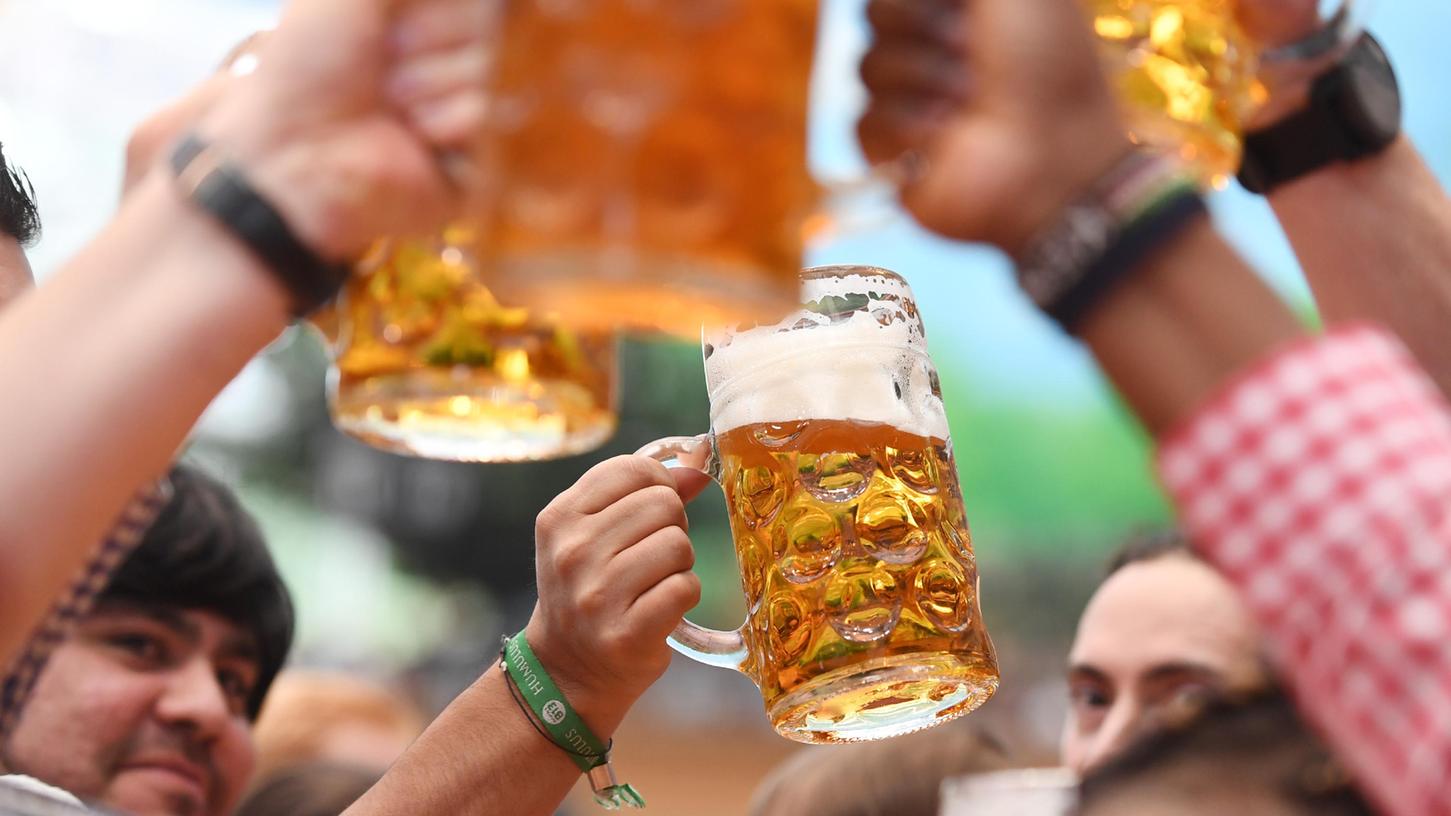Das Bier wird teurer: Mehrere große Brauereien in Deutschland haben Preiserhöhungen angekündigt.