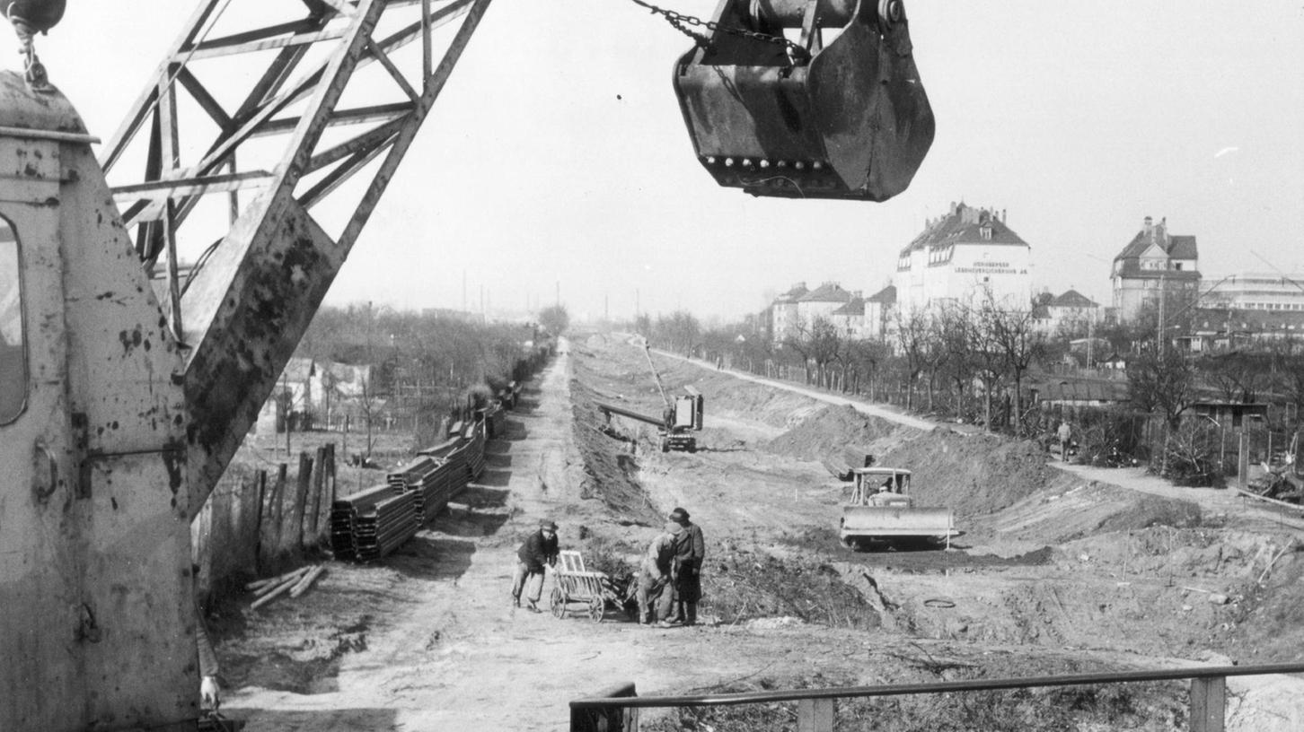 Eine Stadt wird umgeackert: Blick von der späteren Jansenbrücke gen Nordwesten auf die Baustelle des Frankenschnellwegs im Jahr 1959.  