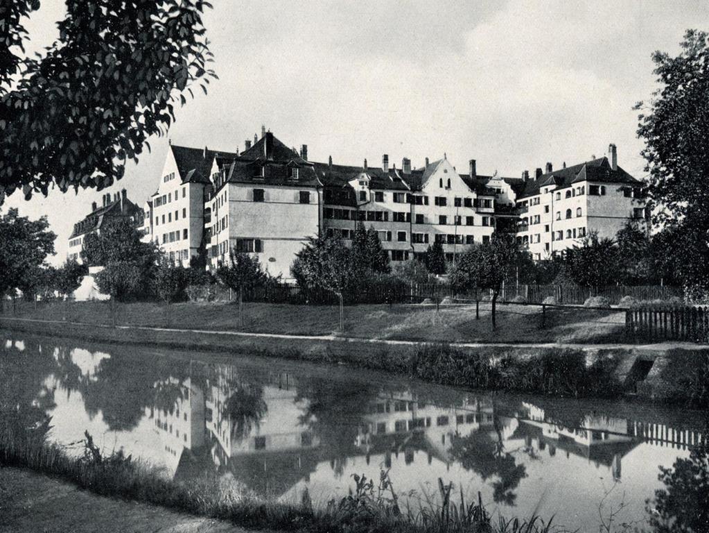 Architektur im Reformstil trifft grüne Lunge: der Dianablock kurz nach der Vollendung 1910 vom späteren Standort des Heisterstegs aus gesehen.  