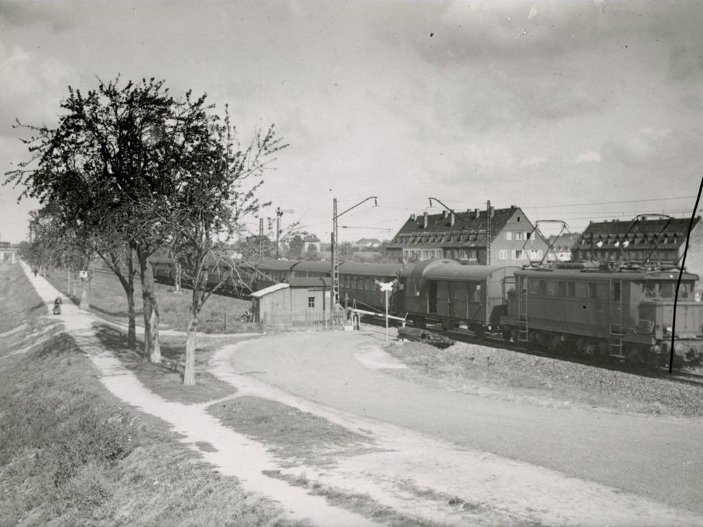 Als diese Aufnahme des Alten Kanals im Bereich der Hans-Thoma-Straße um 1950 entstand, war die Fahrrinne (links) bereits trockengelegt.
