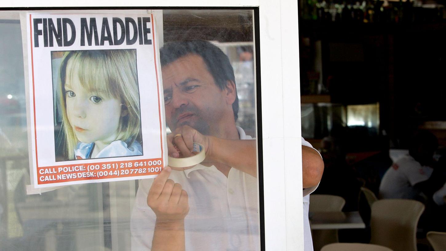 Am Fenster eines Restaurants in Praia Da Luz wird ein Bild von Madeleine McCann angebracht. Am Fenster eines Restaurants in Praia Da Luz wird ein Bild von Madeleine McCann angebracht.