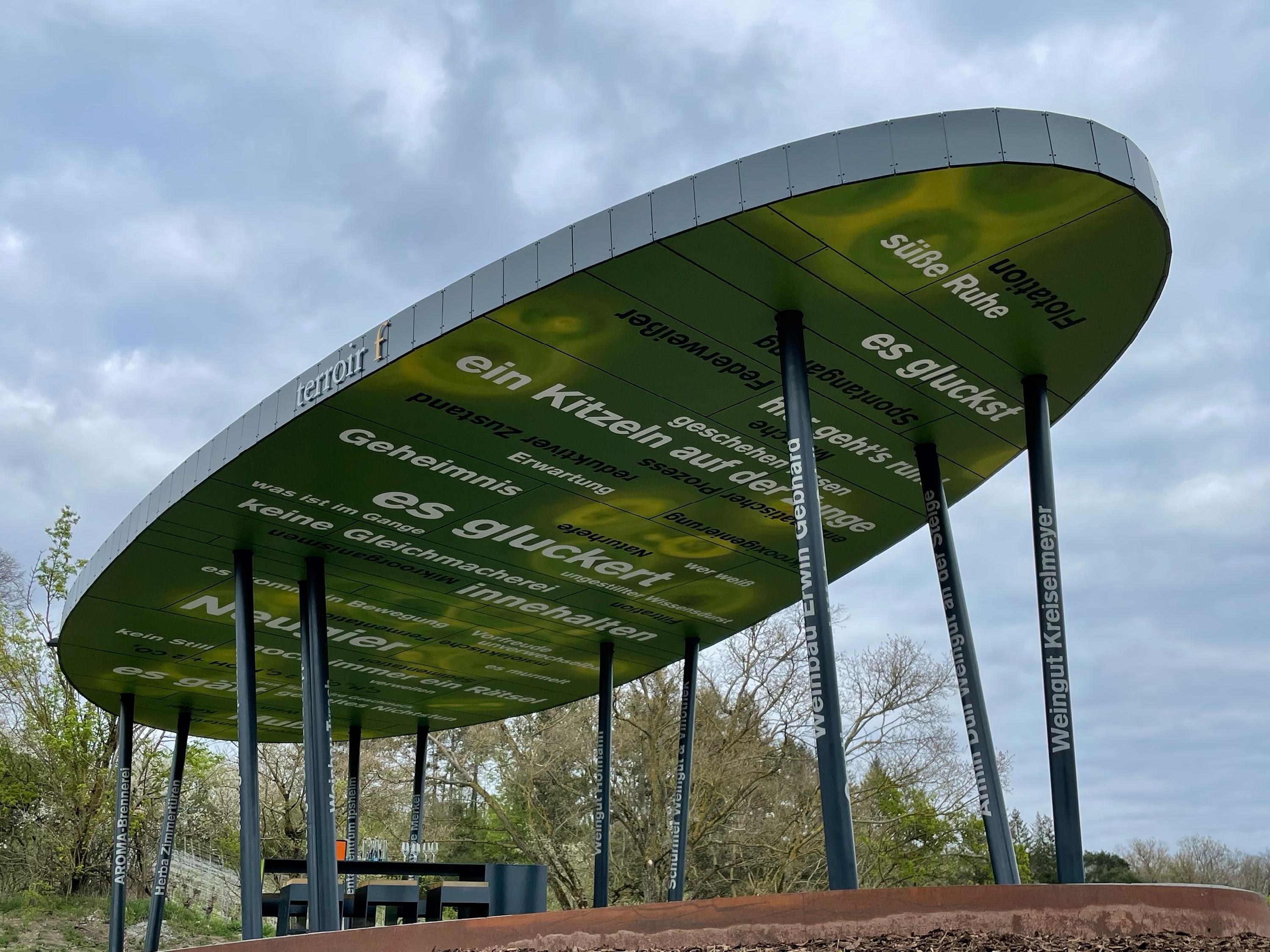 Auf einem Verkostungstresen können Weinproben durchgeführt werden.