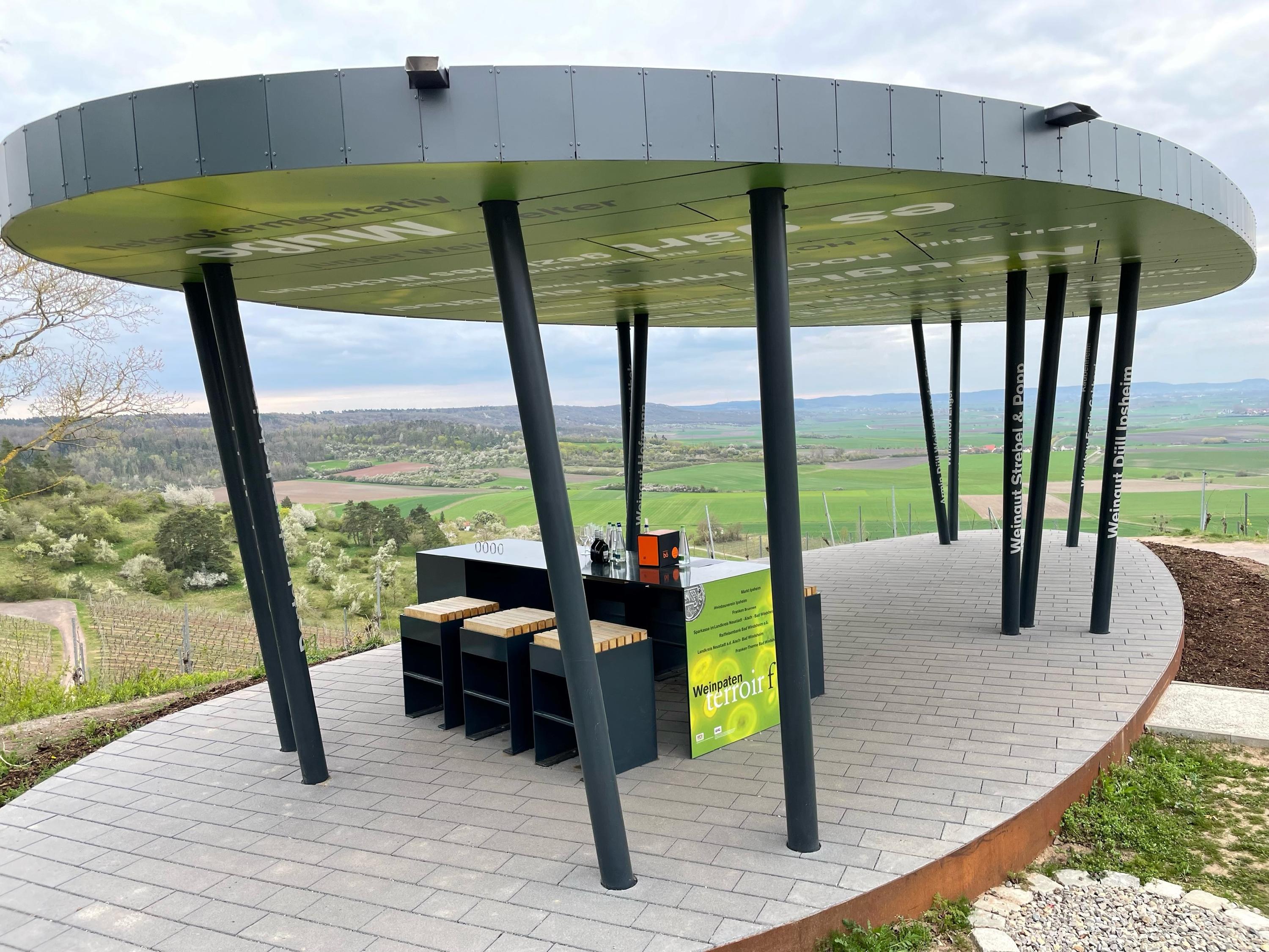 Doch auch zum Weintrinken und Verweilen soll die Aussichtsplattform einladen.