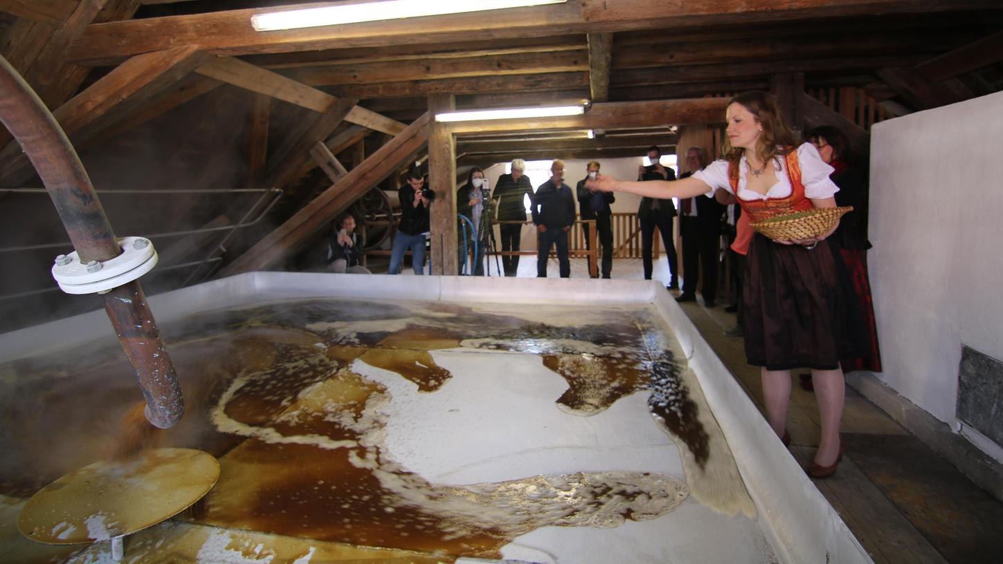 Wenn im Kommunbrauhaus gebraut wird, sorgt eine Hopfengabe für besondere Spannung. Hier am Werk: Katharina Döbler.
Wenn im Kommunbrauhaus gebraut wird, sorgt eine Hopfengabe für besondere Spannung. Hier am Werk: Katharina Döbler.