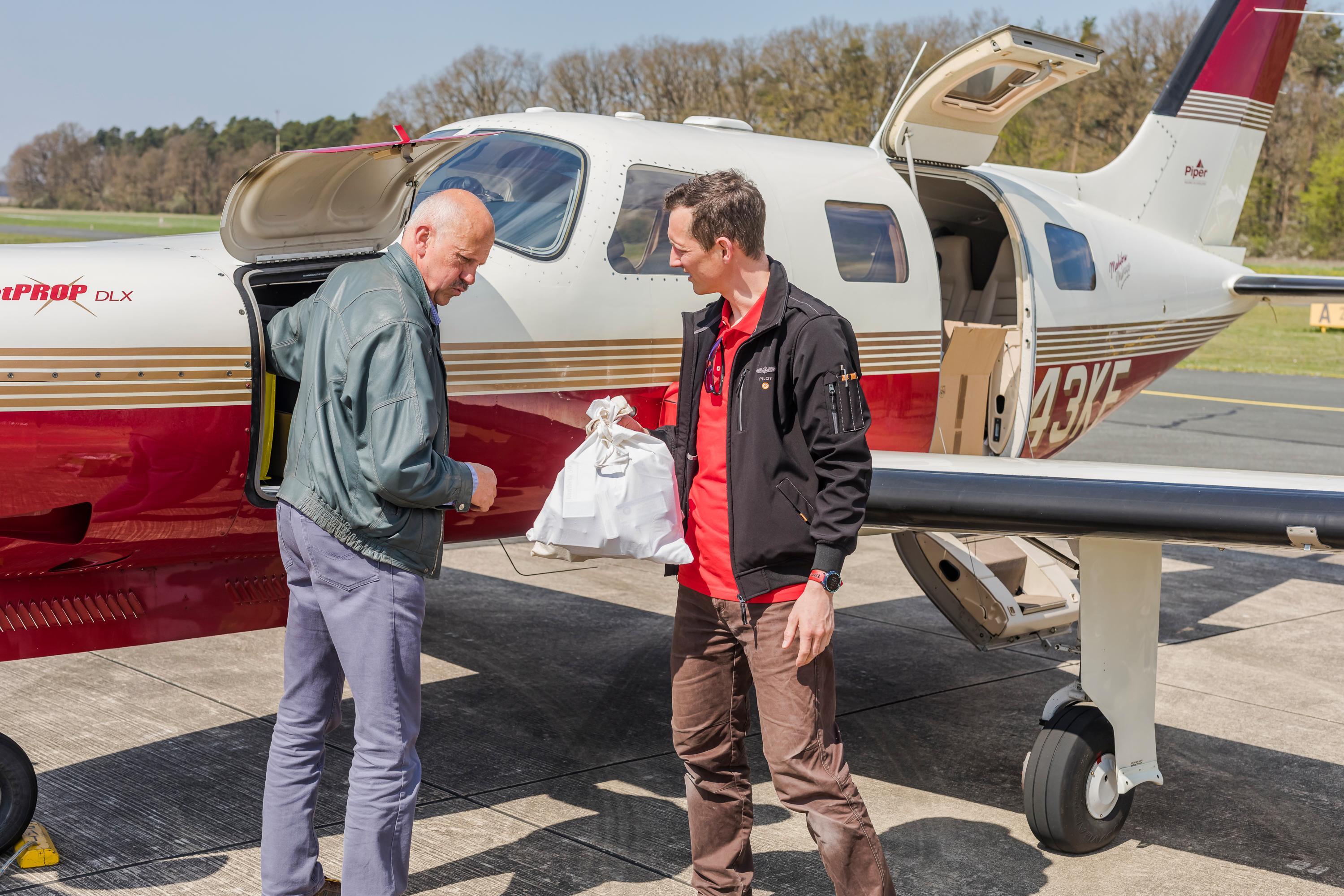 Die Cessna wird auf dem Flugplatz Herzogenaurach beladen. 