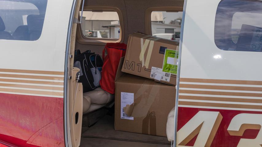 Die viersitzige Cessna hat viele Kartons mit Medikamenten an Bord. 