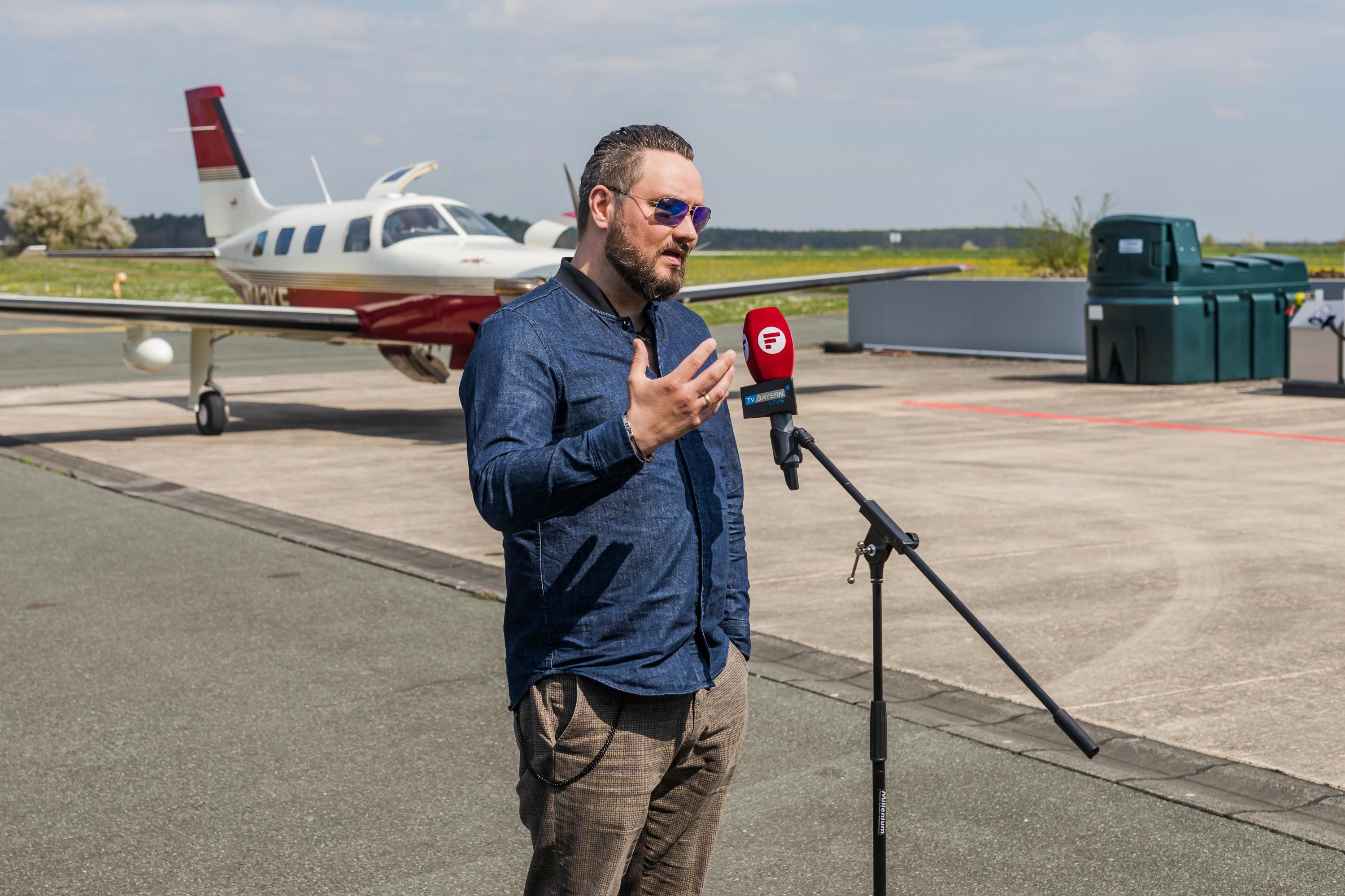 Kurz vor dem Abflug; Der Arzt Falk Stirkat wird auf dem Flugplatz zu der Aktion interviewt. 