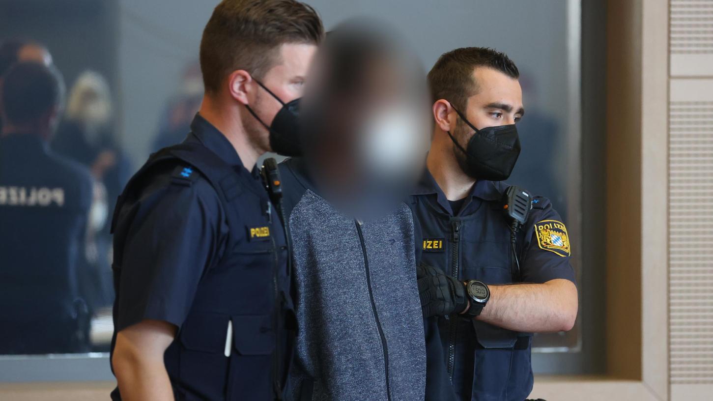 Drei Menschen starben bei der Messerattacke in Würzburg, mehrere wurden verletzt. Nun steht der Angreifer vor Gericht. Drei Menschen starben bei der Messerattacke in Würzburg, mehrere wurden verletzt. Nun steht der Angreifer vor Gericht.