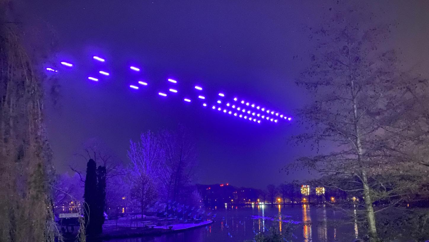 Eine spektakuläre Drohnenshow über dem Nürnberger Volksfest im April 2021.