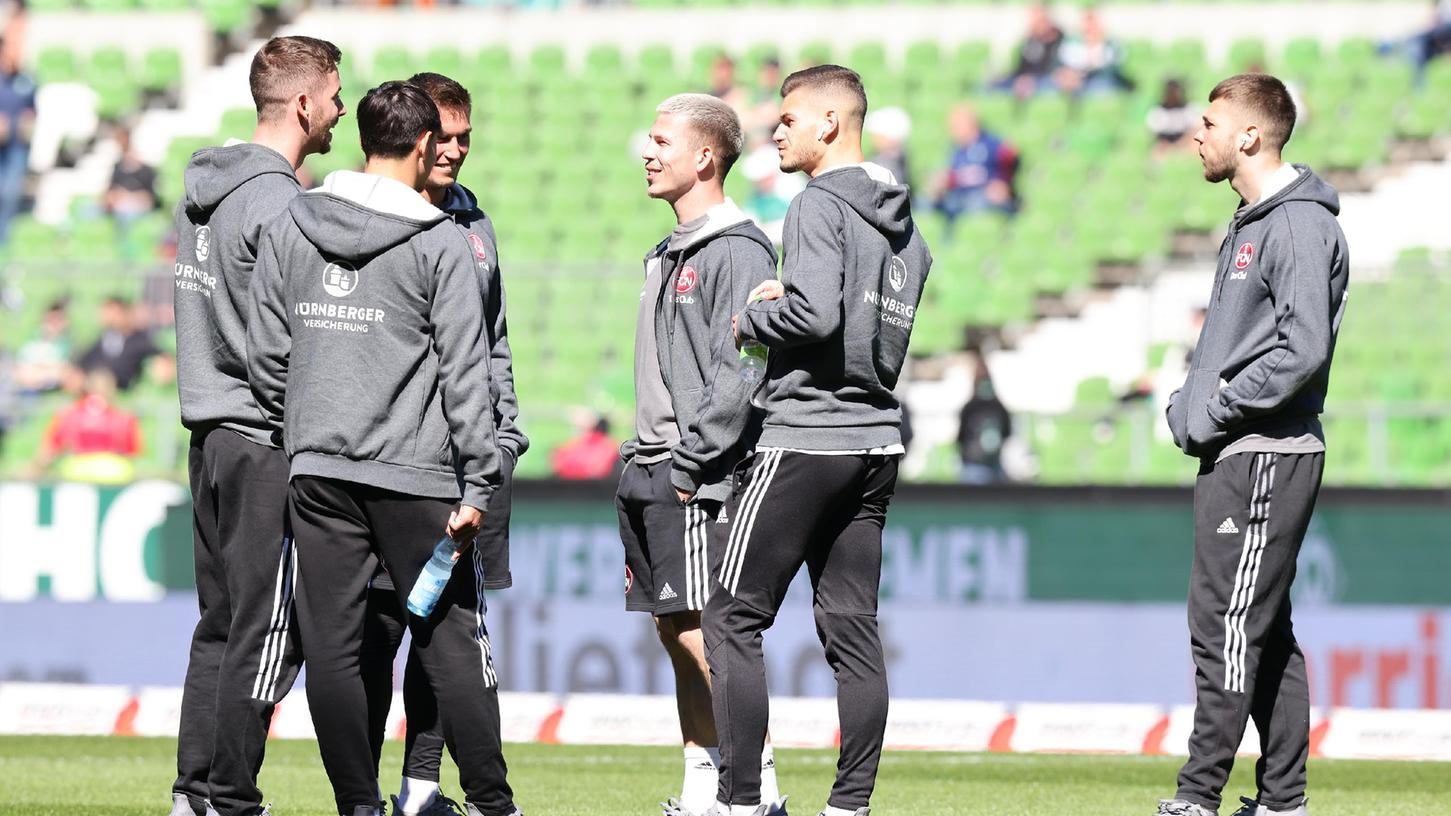 Gruppenbild mit Knipser außer Dienst: Erik Shuranov (rechts) findet derzeit keinen Platz beim Club. Gruppenbild mit Knipser außer Dienst: Erik Shuranov (rechts) findet derzeit keinen Platz beim Club.
