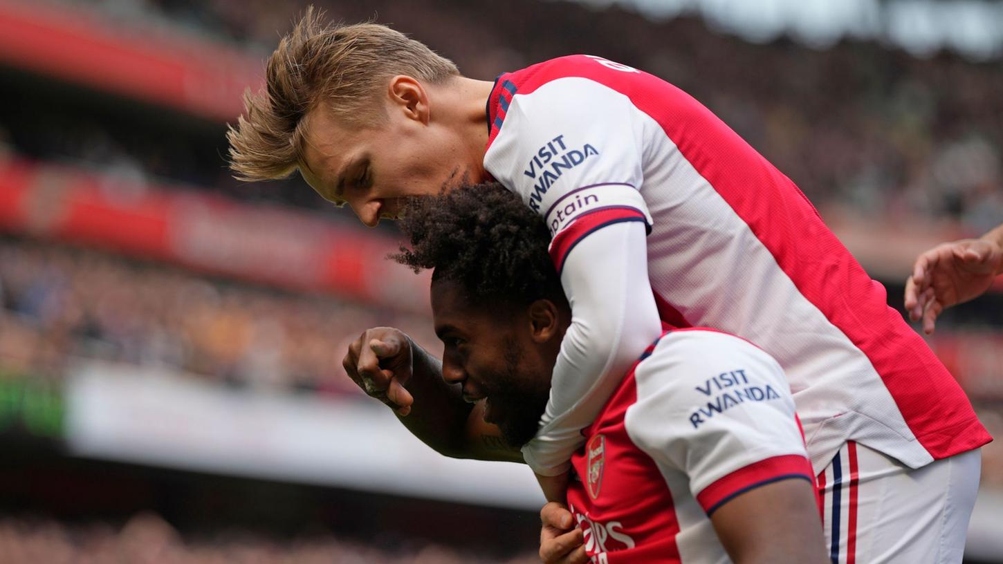 In der Premier League gerade obenauf: Nuno Tavares (unten), Martin Ödegaard und ihr Arsenal FC sind auf Champions-League-Kurs. In der Premier League gerade obenauf: Nuno Tavares (unten), Martin Ödegaard und ihr Arsenal FC sind auf Champions-League-Kurs.