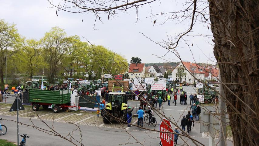 Organisiert vom Bayrischen Bauernverband zog der Tross von Niederndorf nach Herzogenauarach, wo am Weihersbach eine Kundgebung stattfand.