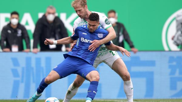 Blieb anfangs benommen liegen, kam dann aber immer besser ins Spiel und half der Abwehr mit seiner Wucht und Kopfballstärke. Am Boden und in der Luft stark.