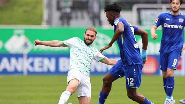 Sah zuletzt in Hoffenheim, wie Jamie Leweling auf seiner Position Nationalspieler David Raum im Griff hatte, kehrte nach einem Spiel auf der Bank aber zurück in die Startelf. Zeigte dort dann, dass er in den kommenden Wochen (und Monaten) ein würdiger Vertreter von Marco Meyerhöfer sein wird. Kurz vor Schluss Pech, als er den Ball mit der Hacke knapp am Tor vorbeischoss.