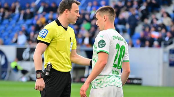 Der einzig fitte Sechser im Kader spielte vor einigen Monaten noch in der dritten Liga. In Anbetracht dessen war auch dieser Auftritt von Tobias Raschl ein akzeptabler. Leistete sich zwar immer wieder kleinere Fehler und schoss bei seinen beiden Versuchen weit drüber, wird aber in der zweiten Liga eine gute Rolle spielen.
