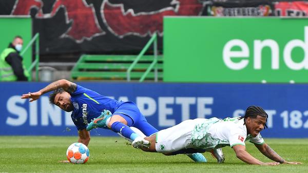 Die Frage, ob Ngankam nach seiner langen Verletzung bereits fit sei für 90 Minuten, beantwortete sein Trainer mit drei Worten. "Er muss spielen." Das tat er dann auch anfangs extrem beeindruckend, das 1:0 ging zu großen Teilen auf ihn. Auch danach bewies er immer wieder, was er dem Kleeblatt hätte geben können, wenn er sich im Juli 2021 nicht das Kreuzband gerissen hätte.