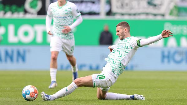 Konnte seiner strauchelnden Mannschaft in dieser Saison als Kapitän nur selten Halt geben und wirkte auch gegen Leverkusen wieder engagiert und bemüht - ist aber außer Form. Als er einen völlig unbedrängten Fehlpass in den Fuß eines Gegenspielers spielte, ging es ein lautes Raunen durch den Ronhof.
