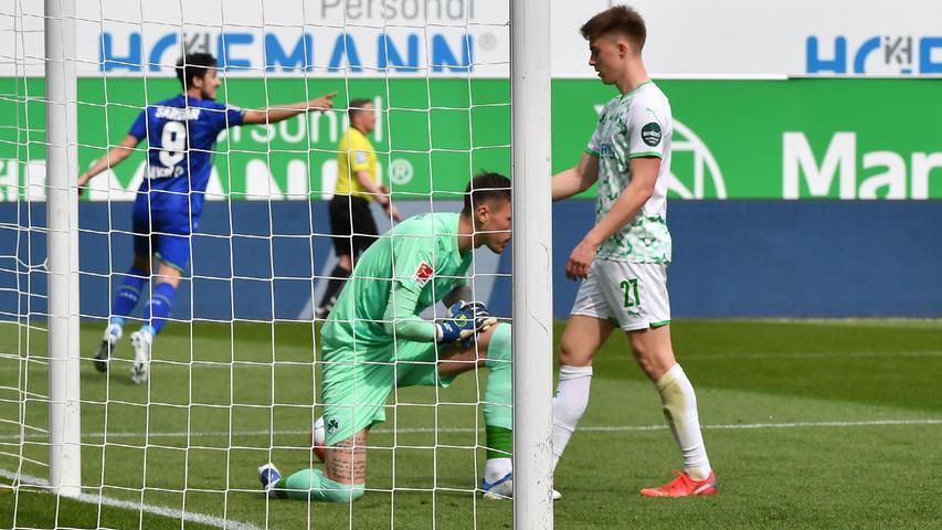 Pyro, haarsträubende Fehler - und der Abstieg: Die Kleeblatt-Pleite gegen Leverkusen in Bildern