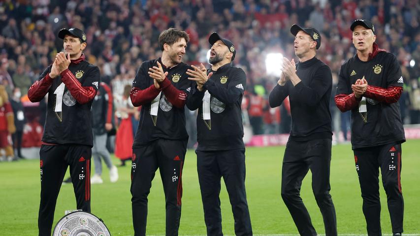 Bierduschen und biegbare Meisterschalen: So feiern die Meister-Bayern den zehnten Titelgewinn