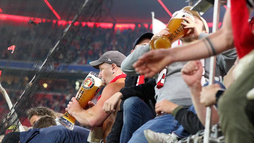 Bierduschen und biegbare Meisterschalen: So feiern die Meister-Bayern den zehnten Titelgewinn