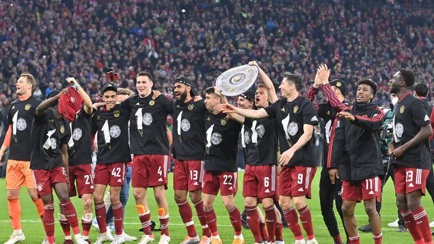 Bierduschen und biegbare Meisterschalen: So feiern die Meister-Bayern den zehnten Titelgewinn