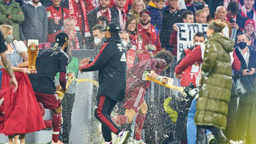 Bierduschen und biegbare Meisterschalen: So feiern die Meister-Bayern den zehnten Titelgewinn