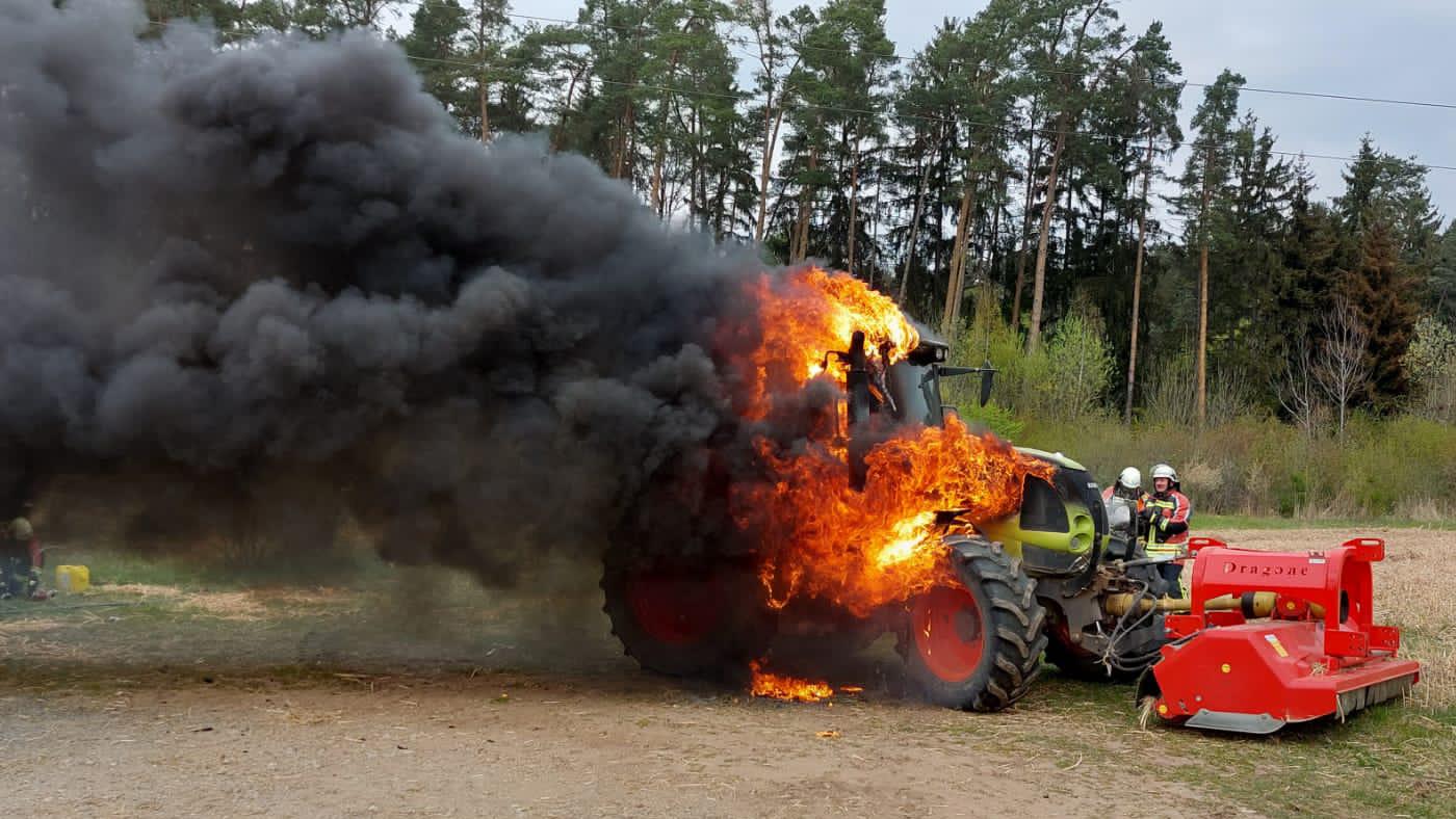 Der Traktor stand lichterloh in Flammen, als die Feuerwehr vor Ort eintraf.