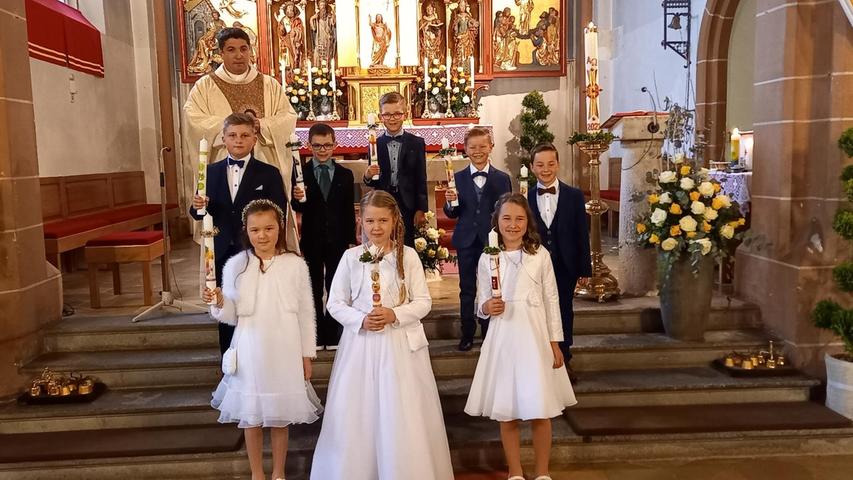 In der Pfarrei St. Nikolaus in Mitteleschenbach begleitete Pfarrer Michael Harrer acht Kinder erstmals an den Tisch des Herrn.