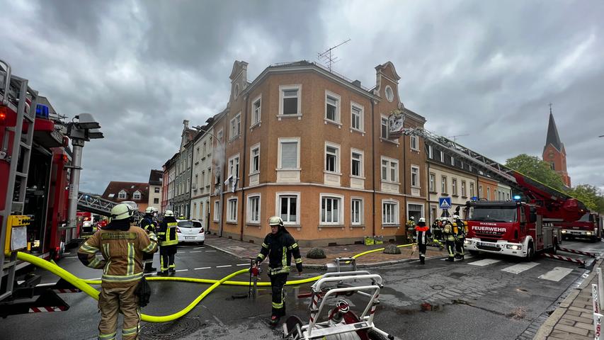Großeinsatz im Bamberger Süden: Frau stirbt bei Feuer in Mehrfamilienhaus