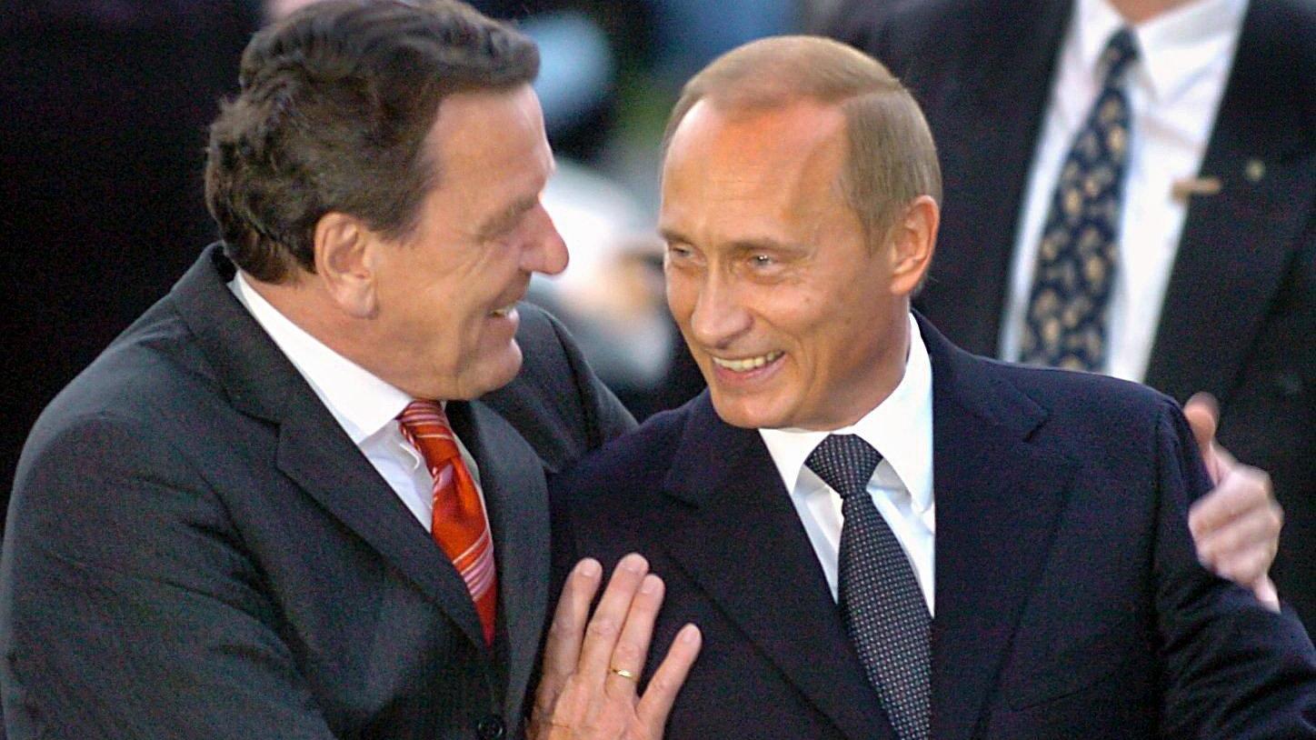 Jahrzehntelange Freundschaft: Gerhard Schröder und Wladimir Putin, hier 2004 in Hannover. Auch nach dem Einmarsch Russlands in die Ukraine will sich der Altkanzler nicht von Moskaus Machthaber distanzieren. Jahrzehntelange Freundschaft: Gerhard Schröder und Wladimir Putin, hier 2004 in Hannover. Auch nach dem Einmarsch Russlands in die Ukraine will sich der Altkanzler nicht von Moskaus Machthaber distanzieren.