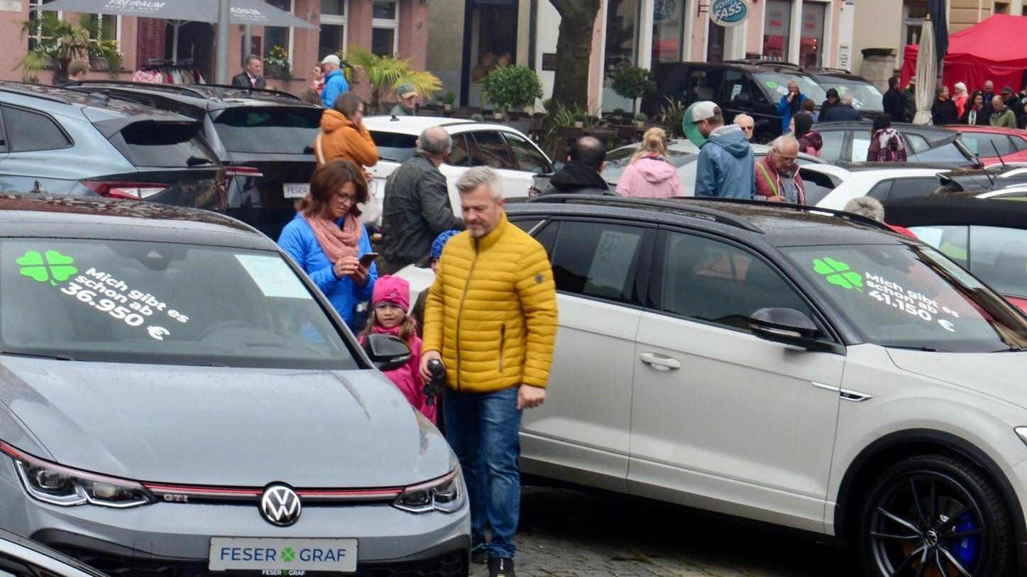 Endlich: Nach zwei Jahren konnte auch die beliebte Schwabacher Autoshow wieder ihren Neustart feiern. Trotz des nasskalten Wetters bot sie eine sehr gute Chance, sich ein Bild von aktuellen Modellen zu verschaffen.
Endlich: Nach zwei Jahren konnte auch die beliebte Schwabacher Autoshow wieder ihren Neustart feiern. Trotz des nasskalten Wetters bot sie eine sehr gute Chance, sich ein Bild von aktuellen Modellen zu verschaffen.