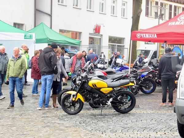 Nicht nur Autos, auch Motorräder bekannter Marken waren zu bestaunen. 