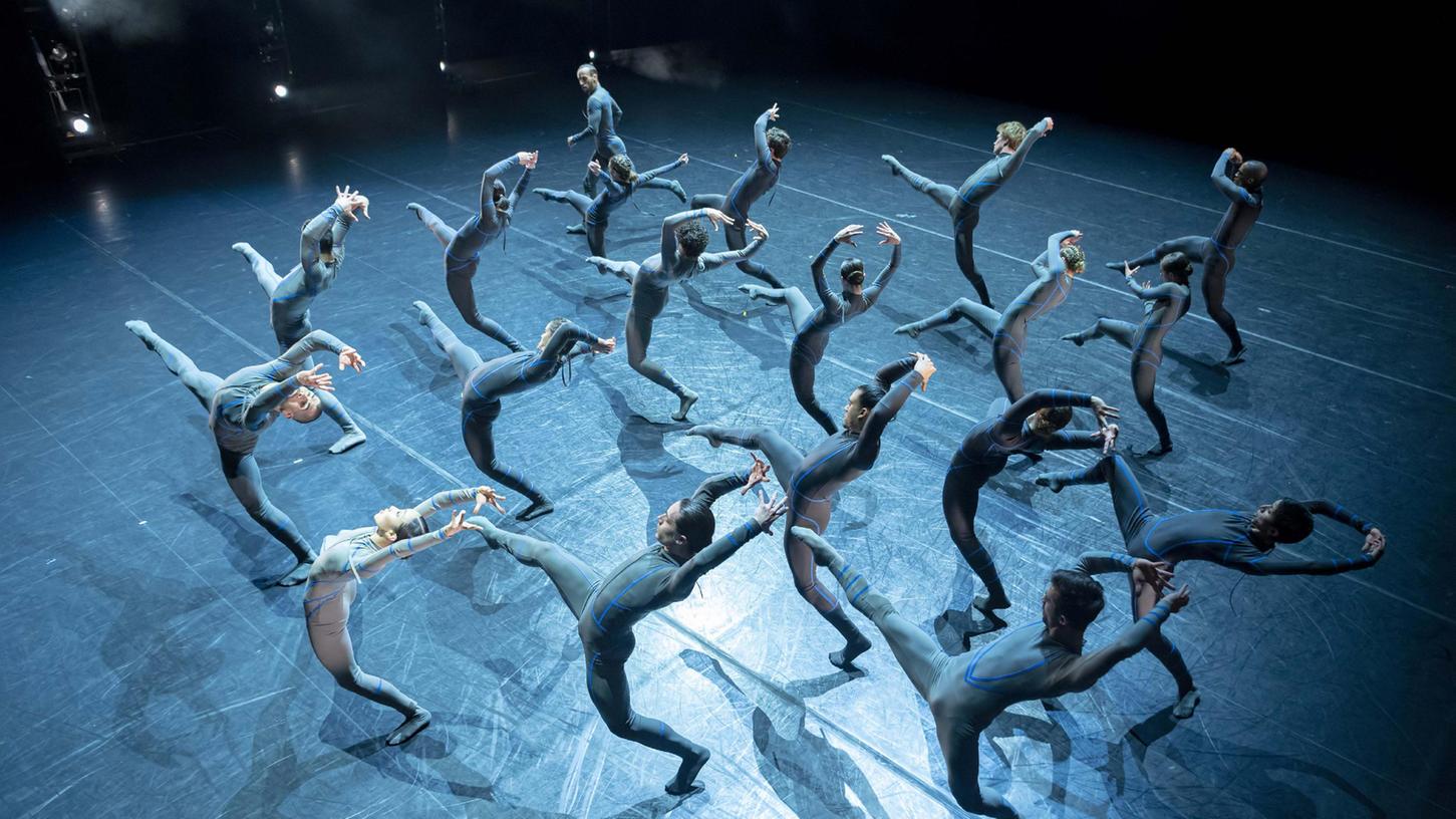 Die Inszenierung "Submerge" von Ballettdirektor Goyo Montero feierte im April 2022 Premiere im Nürnberger Staatstheater. 