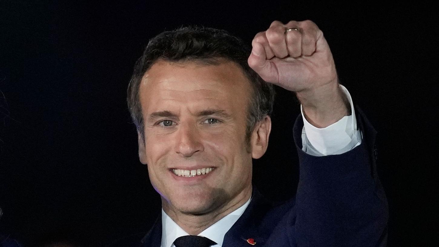 Emmanuel Macron feiert mit seinen Anhängern.