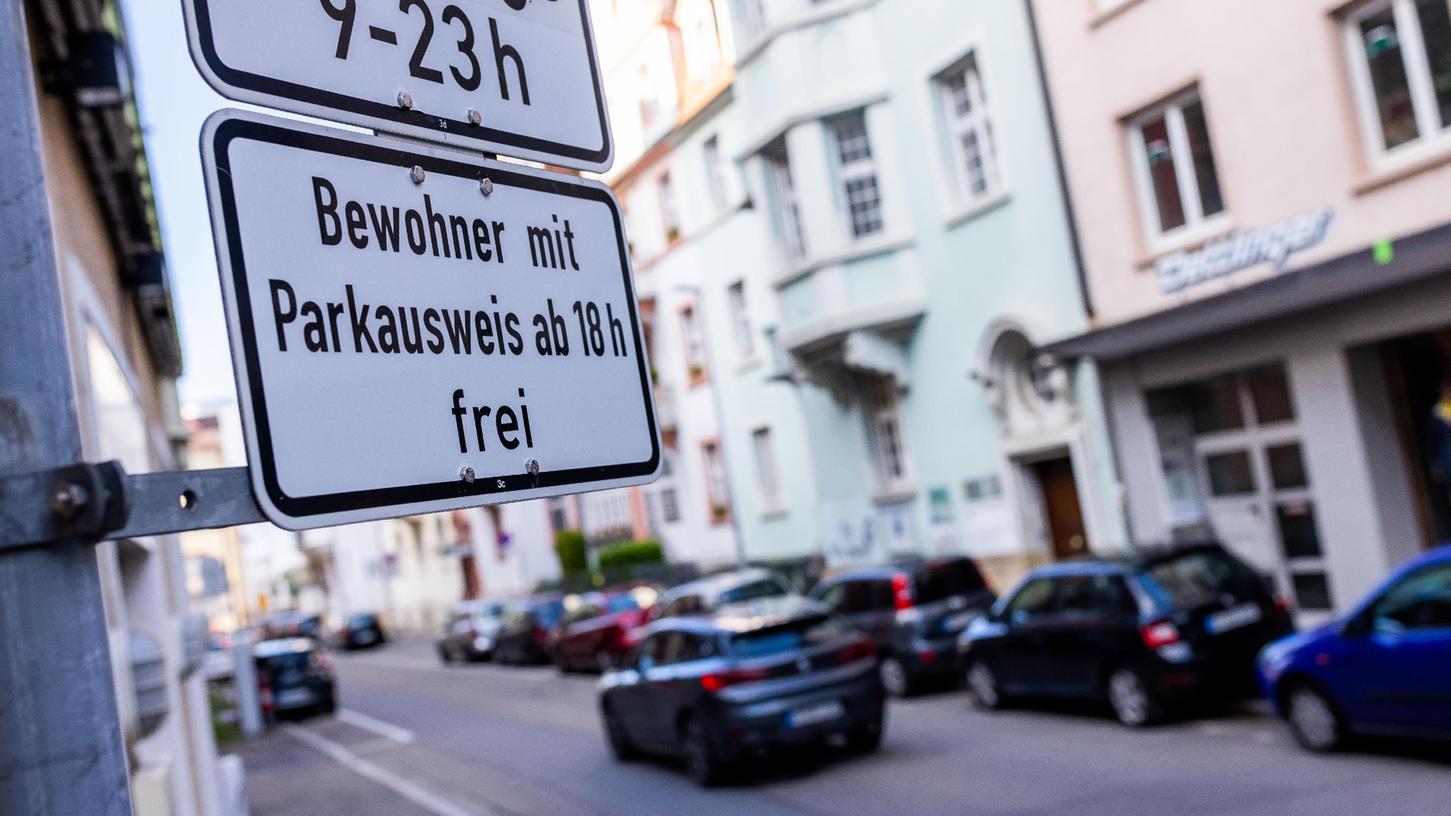 Ein Schild mit der Aufschrift "Bewohner mit Parkausweis frei" kennzeichnet eine Zone mit Anwohnerparkberechtigungen in der Innenstadt. 