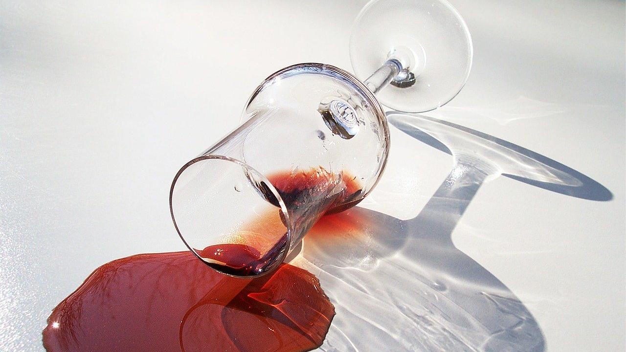 Hier erfahren Sie, wie Sie frische und eingetrocknete Weinflecken mit Hausmitteln entfernen können. 