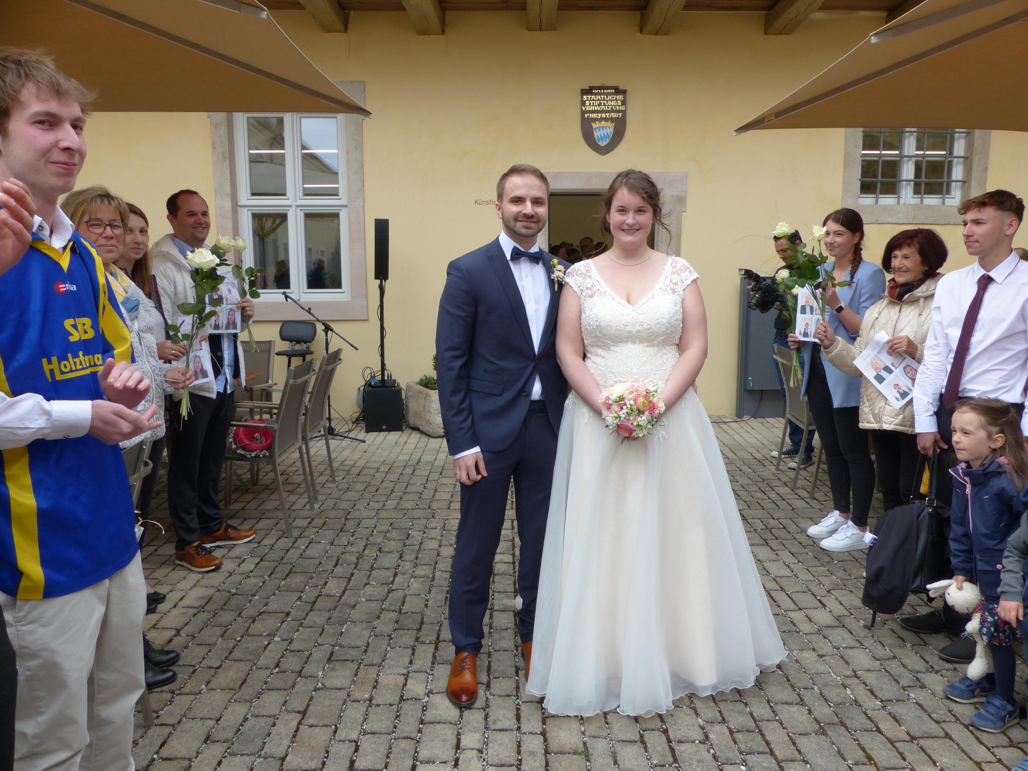 Vor sechs Jahren haben sich Steffen Feierler aus Neumarkt und Alexandra Hartung aus Bayreuth bei einer Geburtstagsfeier kennen gelernt. Es wurde Liebe daraus, die beide nun im Freystädter Standesamt mit dem Eheversprechen besiegelten. Zweiter Bürgermeister Johann Kerl traute das Paar im Beisein der Familien im Künstlertreff im Spital-Innenhof. Nach der Trauung grüßten die Arbeitskolleginnen der Braut samt Chef von der Logopädischen Praxis Friedl in Neumarkt und die Fußballmannschaft des ASC Sengenthal, bei der der Bräutigam als Torwart agiert, mit einem Spalier, brachten Blumen und Geschenke. Im Anschluss stießen alle auf das junge Glück an, bevor man sich zur Hochzeitsfeier in den nebenliegenden Kultursaal begab. Der 31-jährige Buchhalter und die 27-jährige Logopädin wohnen inzwischen in Neumarkt und sind zwei Tage nach der Hochzeit in die Flitterwochen nach Mexiko aufgebrochen.