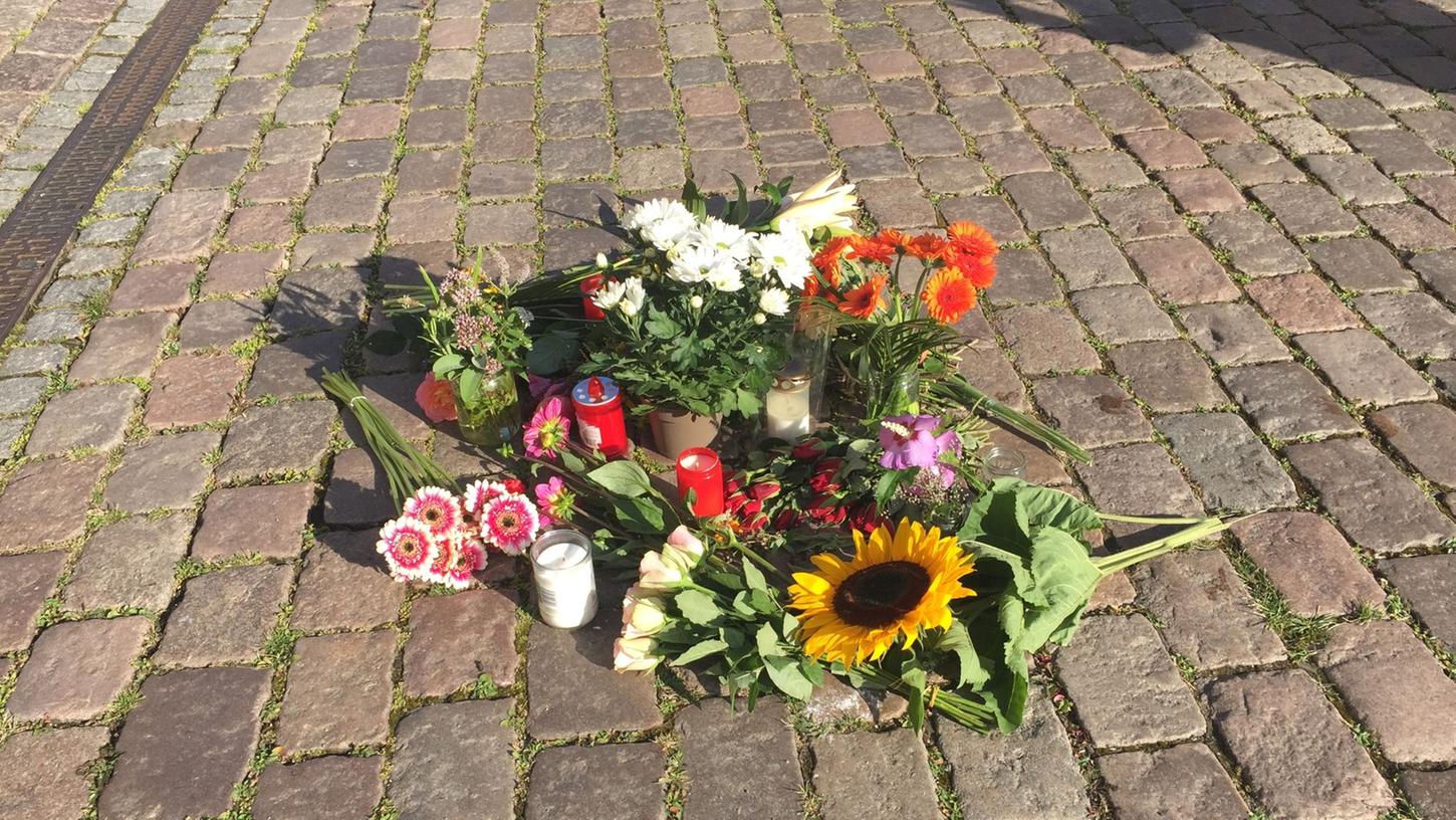 Blumen liegen auf dem Platz vor dem Kieler Rathaus.