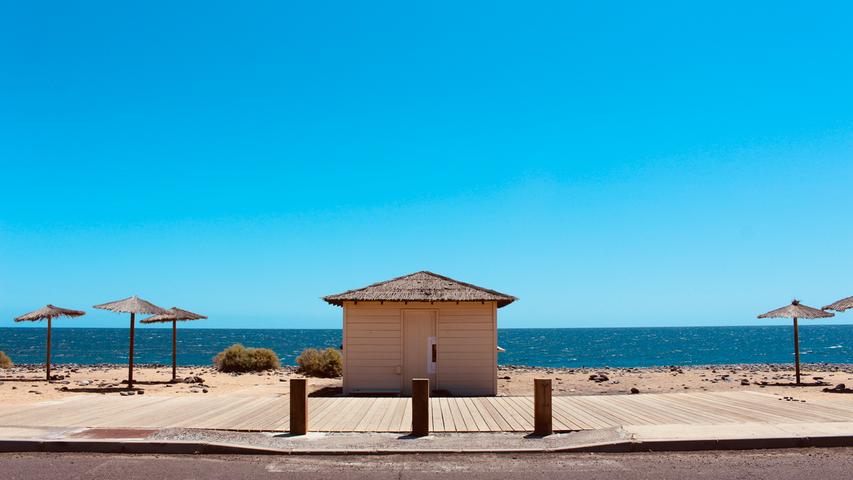 Mit einer Küstenlänge von 234 Kilometern bietet Teneriffa Sonnenhungrigen auch abwechslungsreiche Strände - mal mit schwarzem Lavagestein, mal mit goldgelbem Sand - wie hier am Playa de San Blas.