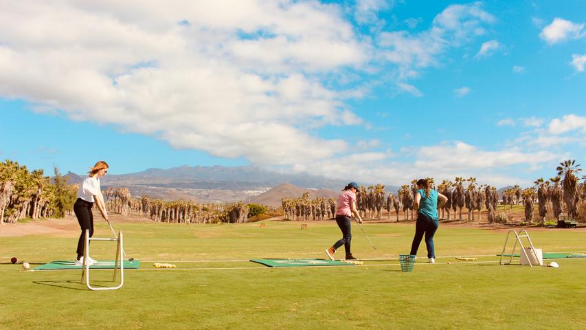 Andere bevorzugen dagegen eher festen Boden unter den Füßen: Auf den insgesamt acht Golfplätzen der Insel kann man sich in die Kunst des Puttens einweisen lassen. Einer davon ist "Golf del Sur", wie bereits der Name verrät, im Süden Teneriffas.  
