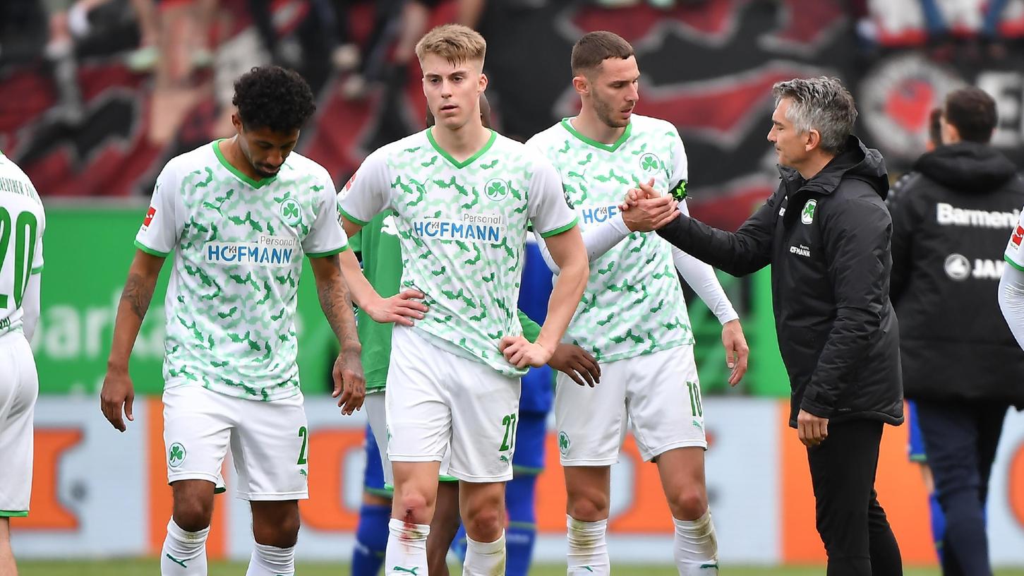 Abgestiegen: Die Fürther Jeremy Dudziak, Luca Itter, Branimir Hrgota und Athletiktrainer Michael Schleinkofer nach dem 1:4 gegen Leverkusen. 